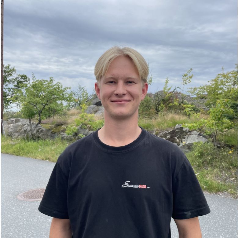 Rørlegger Ulf Bachke foran skilt med firmalogo